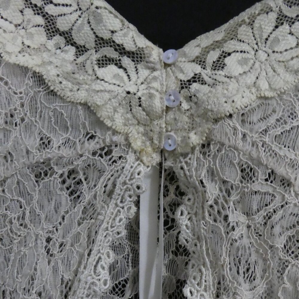 Elegant Lace V-Neck Camisole Top With 3 Button Front Detail P2P 13.5 inches - Picture 4 of 16